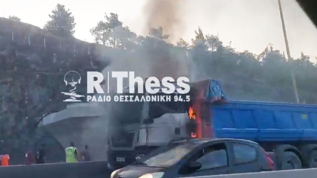 Πυρκαγιά σε φορτηγό στον Περιφερειακό της Θεσσαλονίκης (Βίντεο)