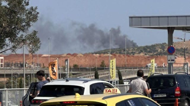 Συναγερμός στα Σπάτα: Φωτιά κοντά σε καταυλισμό