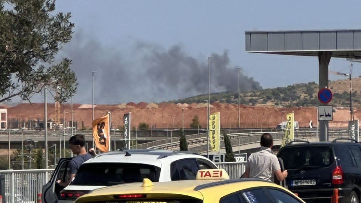 Συναγερμός στα Σπάτα: Φωτιά κοντά σε καταυλισμό