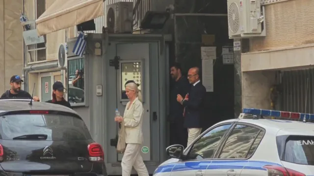 Στην Ευελπίδων με χειροπέδες οι δύο γιατροί για τον θάνατο του Γιώργου Μαζωνάκη με τα μούτρα κάτω! (Βίντεο)