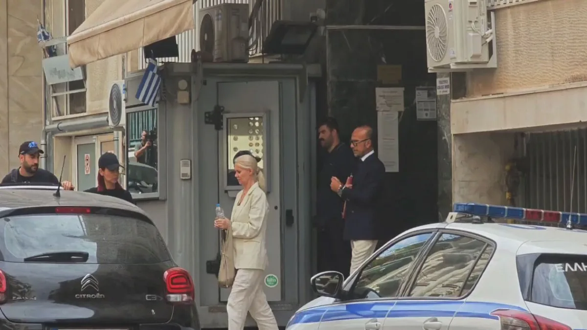 Στην Ευελπίδων με χειροπέδες οι δύο γιατροί για τον θάνατο του Γιώργου Μαζωνάκη με τα μούτρα κάτω! (Βίντεο)