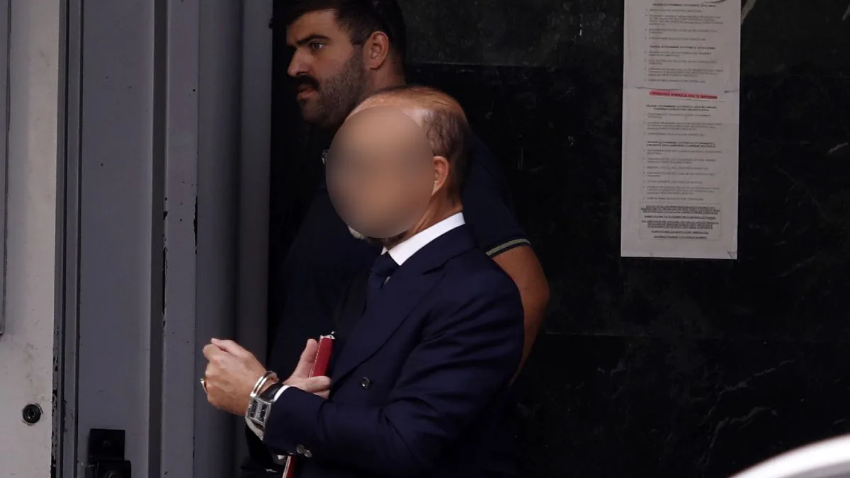 Μαζωνάκης: Πώς εμπλέκεται η 18χρονη κόρη του γιατρού σε εταιρεία ιατρικών μηχανημάτων – Κεφάλαιο έως 2.000 ευρώ και κιτ μυελού των οστών
