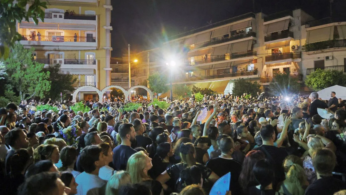 Ένταση στη «λαϊκή αγρυπνία» του Γιώργου Μαζωνάκη έξω από την εκκλησία έγινε επεισόδιο (Βίντεο)