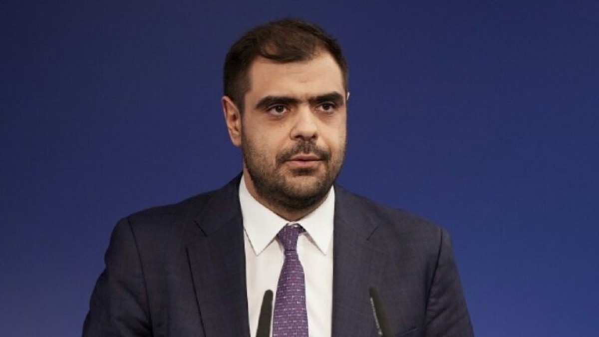 Σχολικά βιβλία: Σάλος για τις αναφορές σε οικογένειες με δύο μαμάδες ή δύο μπαμπάδες