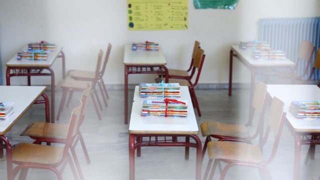 Αντιδράσεις για τα σχολικά βιβλία με αναφορές σε ομόφυλες οικογένειες – «Δεν υπάρχει woke ατζέντα» λέει ο συγγραφέας