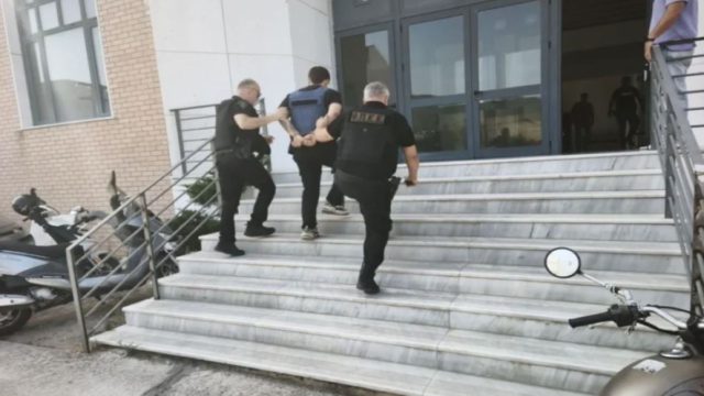 Βίντεο ντοκουμέντο από την Ηγουμενίτσα: Η στιγμή που ο 29χρονος αναπτύσσει ταχύτητα με την 24χρονη στο καπό του ΙΧ