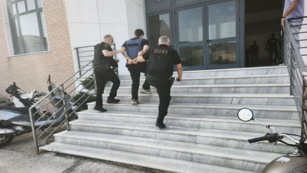 Βίντεο ντοκουμέντο από την Ηγουμενίτσα: Η στιγμή που ο 29χρονος αναπτύσσει ταχύτητα με την 24χρονη στο καπό του ΙΧ