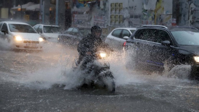 Κακοκαιρία: Ξεκίνησε η επέλαση με νεροποντή στη Θεσσαλονίκη και τεράστιο «self cloud» (Βίντεο)