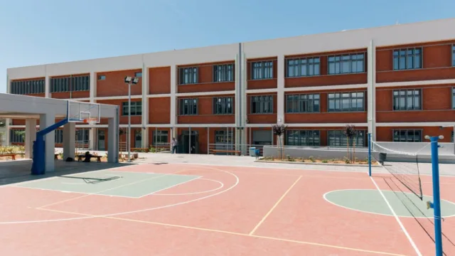 Σοκ στη Βούλα: Συνελήφθη 58χρονος καθηγητής γυμναστικής για σεξουαλική παρενόχληση μαθητών – Η καταγγελία της 13χρονης