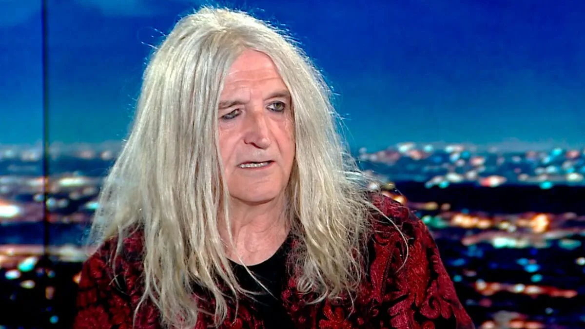 Νίκος Καρβέλας σε Μπογδάνο: «Μπορεί να είμαι οτιδήποτε άλλο εκτός από παρακμή. Είμαι ακμή»