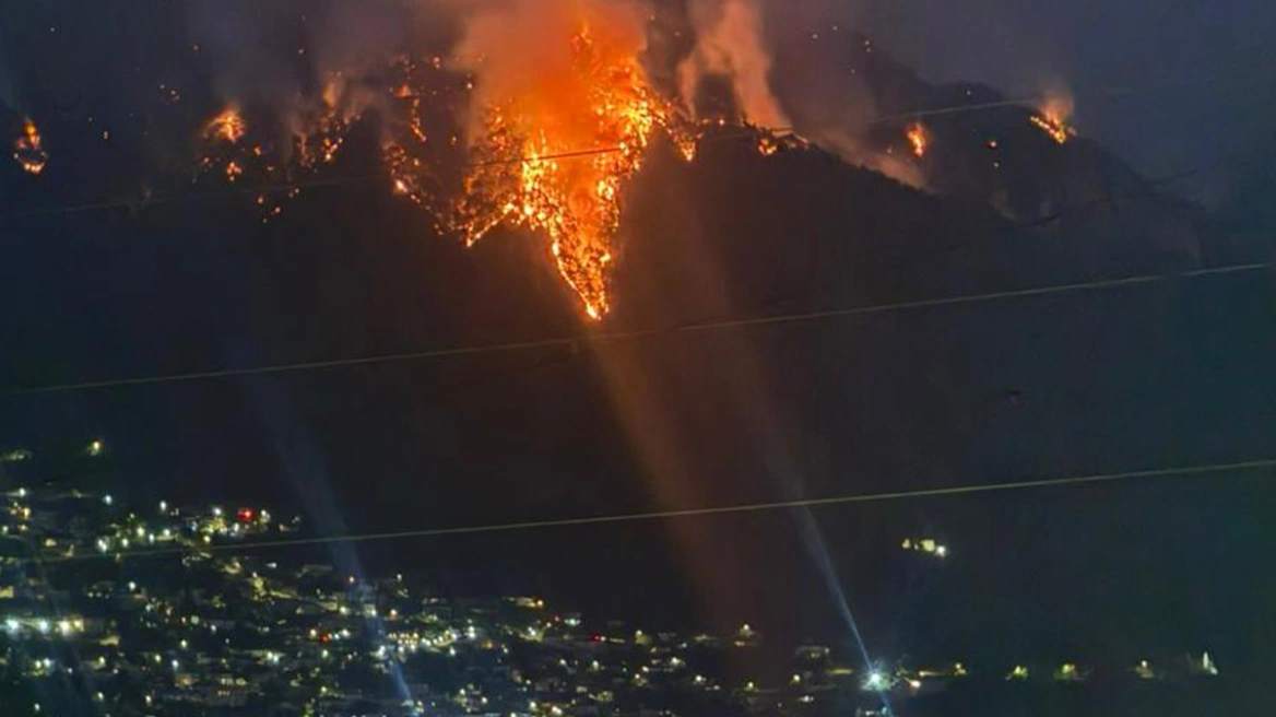 Περισσότεροι από 150 πυροσβέστες επιχειρούν στη μεγάλη φωτιά της Τραπεζίτσας, μαζί με οκτώ πεζοπόρα τμήματα και 48 οχήματα.