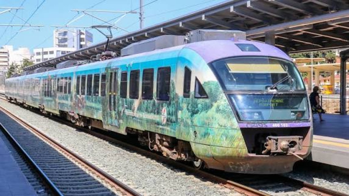 Πυρκαγιά στον Ασπρόπυργο «παγώνει» τον Προαστιακό – Επί ποδός η Hellenic Train