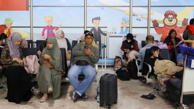 Ινδονησία: Έκρηξη του Άνακ Κρακατάου «παραλύει» τις πτήσεις – Κλειστά 8 αεροδρόμια, 170.000 επιβάτες στον αέρα