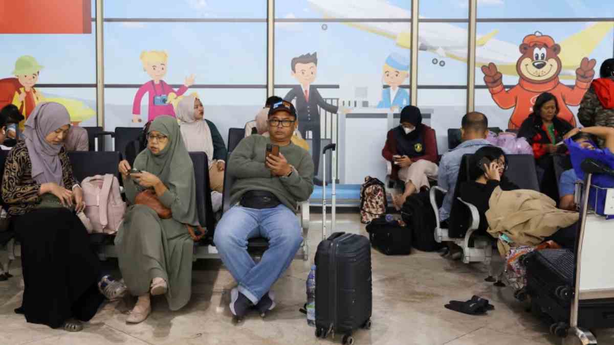 Ινδονησία: Έκρηξη του Άνακ Κρακατάου «παραλύει» τις πτήσεις – Κλειστά 8 αεροδρόμια, 170.000 επιβάτες στον αέρα