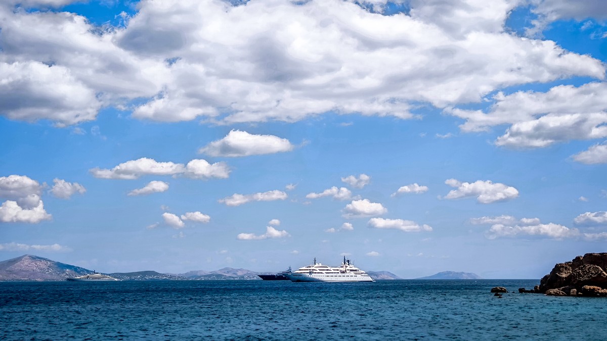 Καιρός σήμερα 4/9: Επιμένει η ζέστη, έρχονται τοπικές μπόρες – Οι περιοχές που επηρεάζονται σύμφωνα με Μάλεση και Τσατραφύλλια