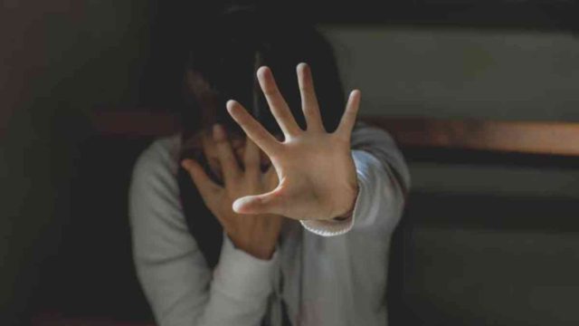 Νέα «υπόθεση Πελικό» στη Βρετανία: Νάρκωνε και κακοποιούσε τη σύζυγό του επί 20 χρόνια – Δικάζεται με 12 άνδρες