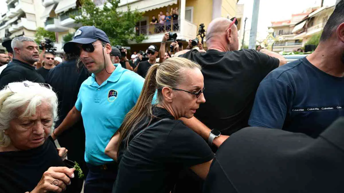Κηδεία Μαζωνάκη: Ποιοι είναι οι αστυνομικοί με τα μπλε μπλουζάκια που βρίσκονται στη Νίκαια