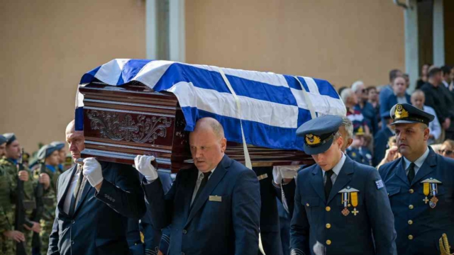 Το τελευταίο αντίο στον σμηναγό Δημήτριο Πέτρου στα Ιωάννινα – Βαρύ το κλίμα στην κηδεία (Εικόνες)