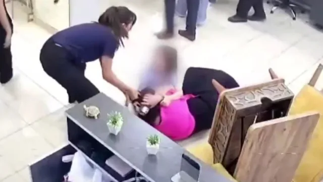 Την έριξαν κάτω και την κλωτσούσαν!: Άγριος ξυλοδαρμός κομμώτριας από 10 γυναίκες για ένα… αποτυχημένο κούρεμα (Βίντεο)