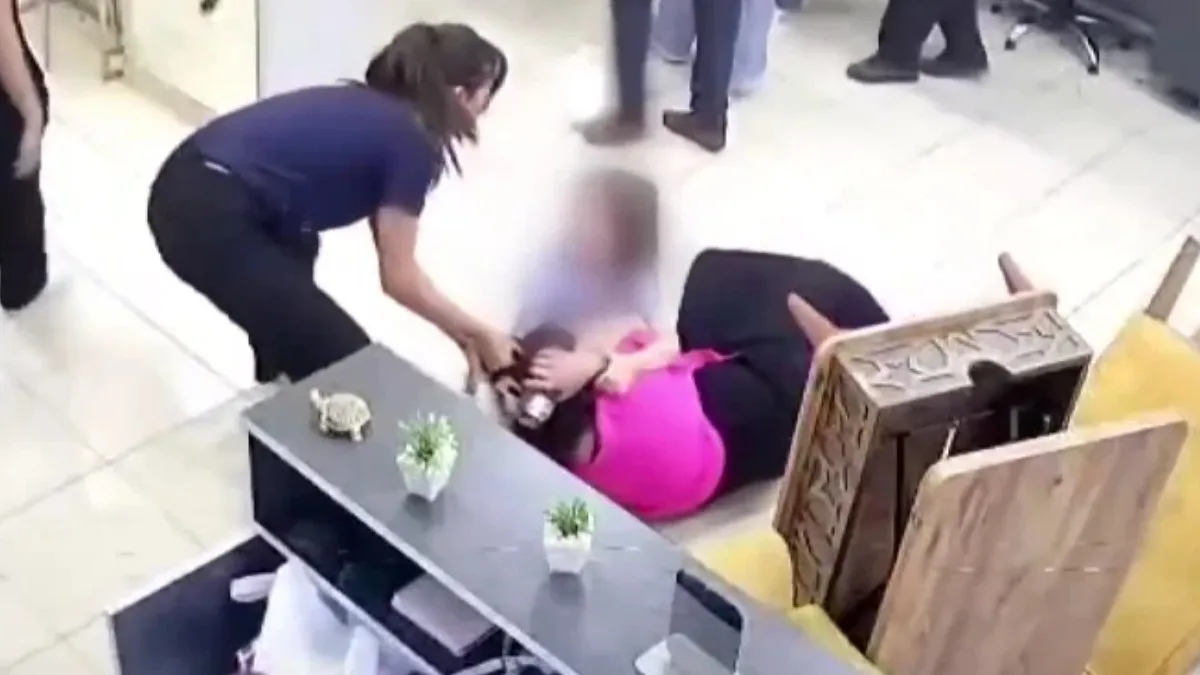 Την έριξαν κάτω και την κλωτσούσαν!: Άγριος ξυλοδαρμός κομμώτριας από 10 γυναίκες για ένα… αποτυχημένο κούρεμα (Βίντεο)