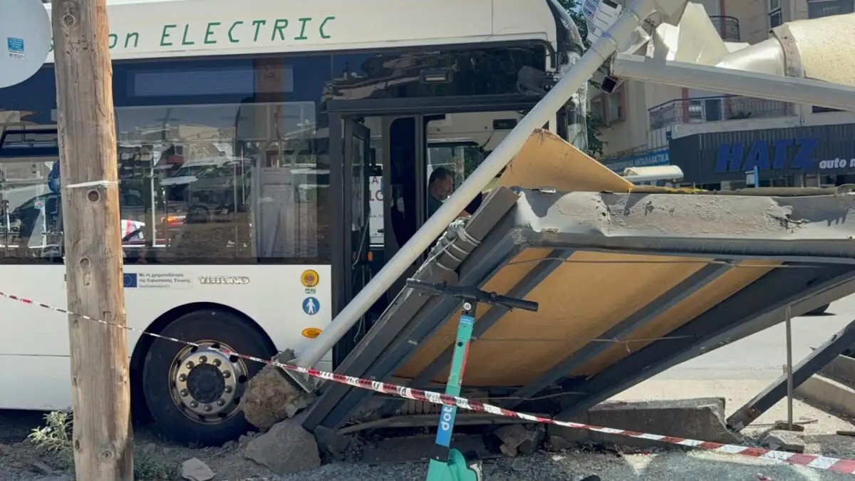 Ηλεκτρικό λεωφορείο στη Θεσσαλονίκη έπεσε πάνω σε στάση – Τρεις τραυματίες