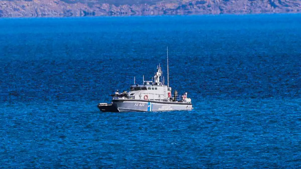 Συναγερμός βόρεια της Μυκόνου: Φωτιά σε οχηματαγωγό με 25 επιβαίνοντες