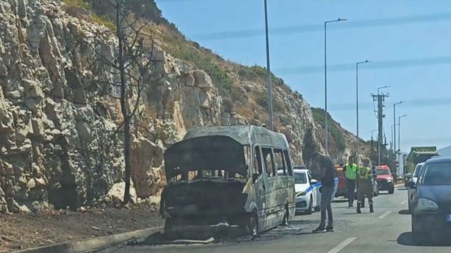 Φωτιά σε σχολικό λεωφορείο στη Λεωφόρο Αθηνών-Σουνίου (Βίντεο)