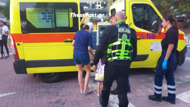 Δέντρο έπεσε σε παιδική χαρά με αποτέλεσμα να τραυματιστεί μητέρα και 17 μηνών παιδί (Βίντεο)