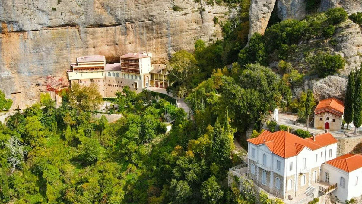 Δύο μοναστήρια σαν βγαλμένα από άλλη εποχή: Από τον Λούσιο στα Καλάβρυτα