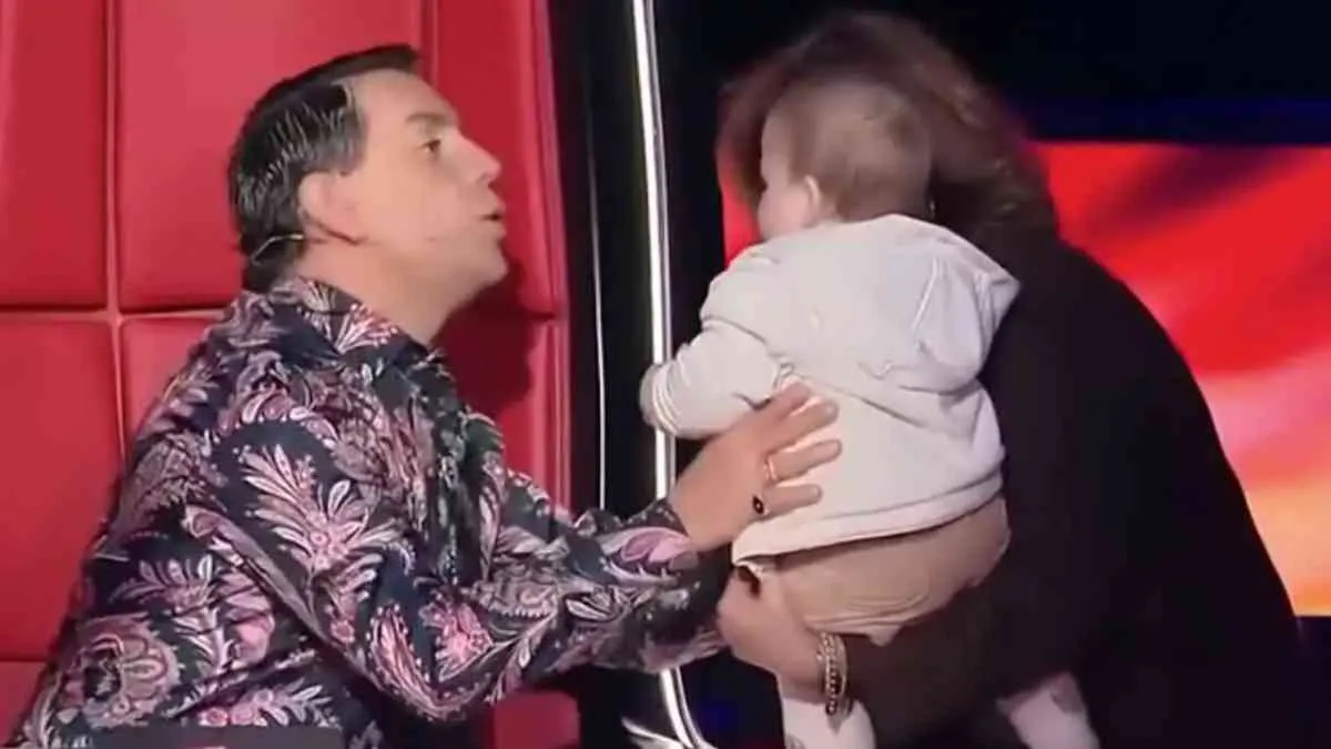 «Να σου βαφτίσω εγώ το μωρό;» – Η viral στιγμή του Γιώργου Μαζωνάκη στο «Voice»