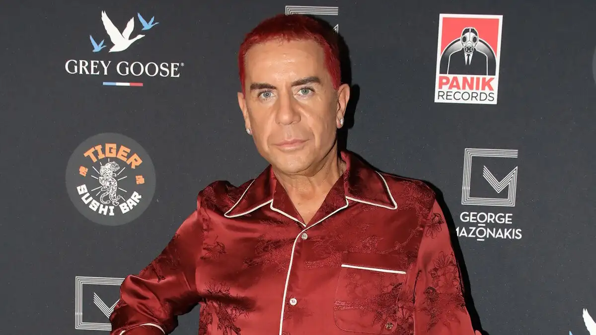 Τι ψάχνει η Αστυνομία τώρα στο σπίτι του Γιώργου Μαζωνάκη: Βουβή θλίψη στη Βούλα έξω από το σπίτι του τραγουδιστή