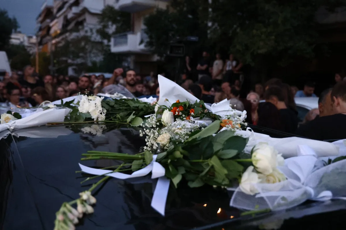 Σπαραγμός για τον Γιώργο Μαζωνάκη: Οι γονείς του στο τελευταίο αντίο – Πλήθος κόσμου στη Νίκαια