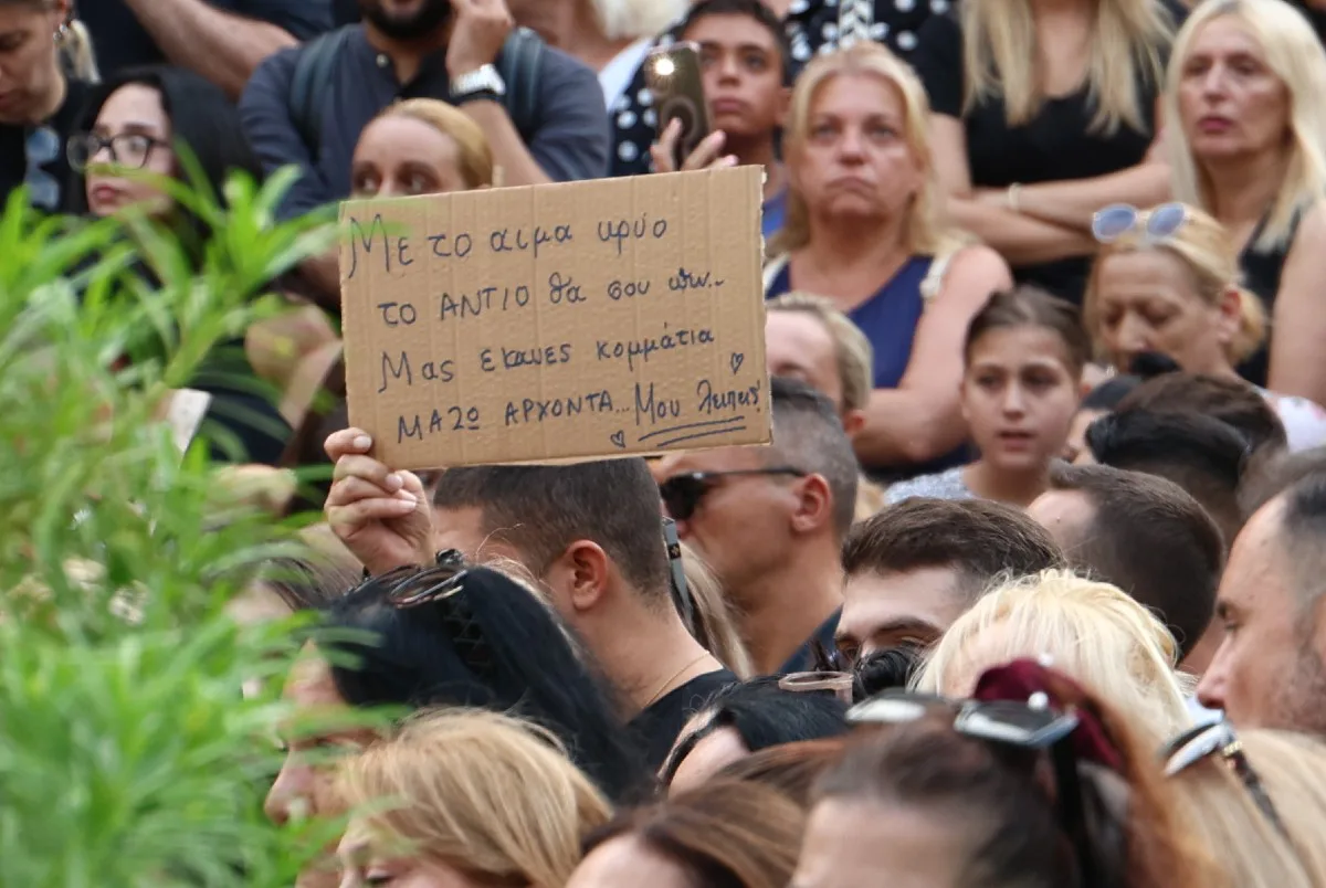 Γιώργος Μαζωνάκης: Η Νίκαια ξενύχτησε για τον «ΜΑΖΩ» – Χιλιάδες στο τελευταίο αντίο
