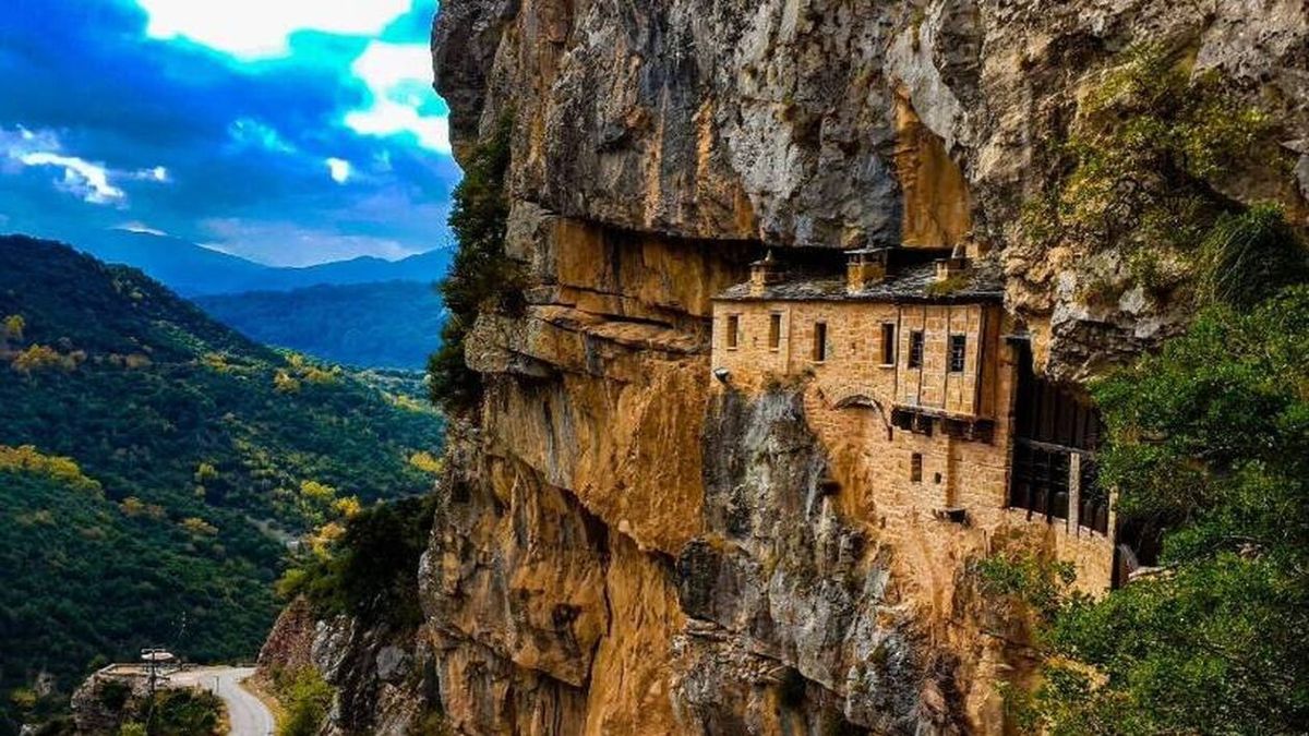 Τα 3 μοναστήρια που μοιάζουν με επίγεια εκδρομή στον ουρανό