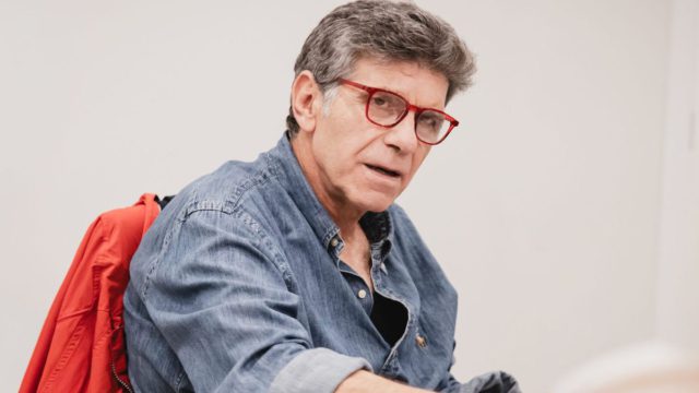 Μπέζος: «Αν ένας καλλιτέχνης δεν έχει ενδιαφέρον, είναι καταδικασμένος να ζει στη μετριότητα, θα απευθύνεται σε θεατές που του μοιάζουν»