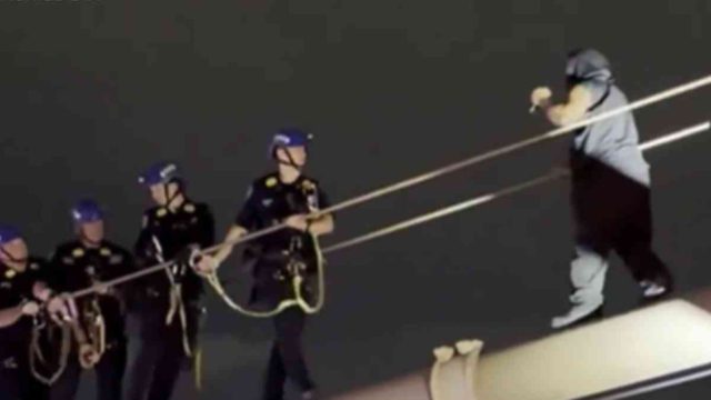 Τραγωδία στη Γέφυρα του Μπρούκλιν: Αστυνομικοί πυροβόλησαν θανάσιμα άνδρα με μαχαίρι – «Θέλω να πεθάνω»