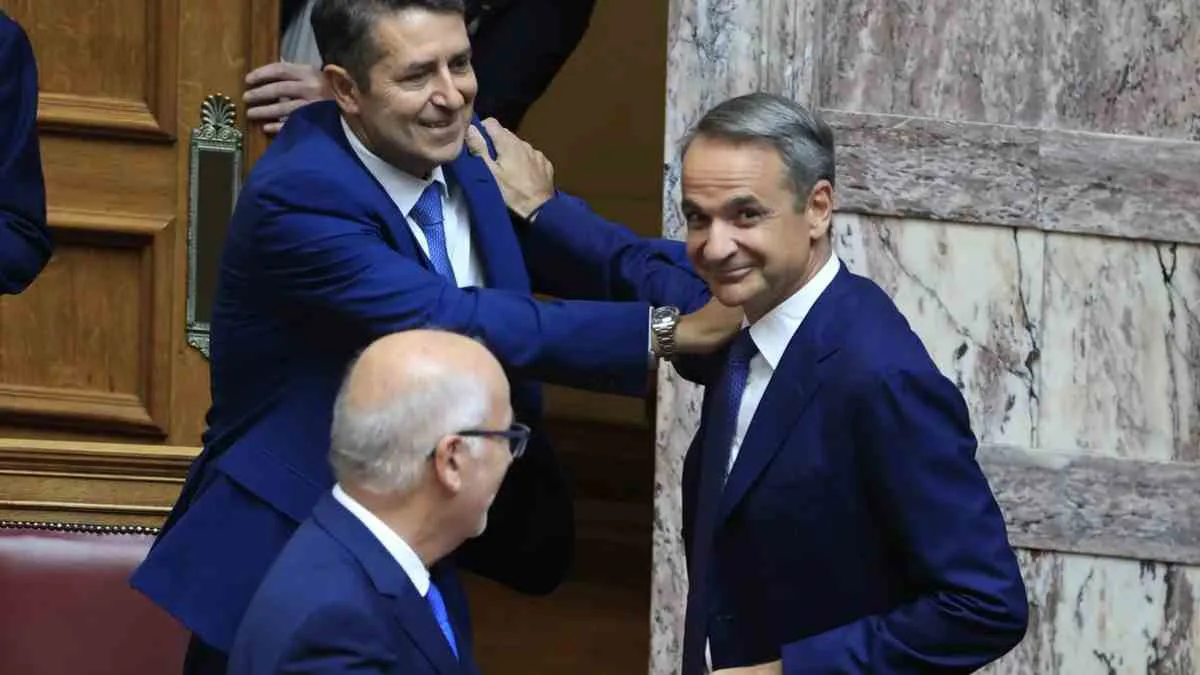 Γιώργος Μυλωνάκης: Η συγκινητική επιστροφή στη Βουλή – Το θερμό καλωσόρισμα του Μητσοτάκη (Εικόνες)