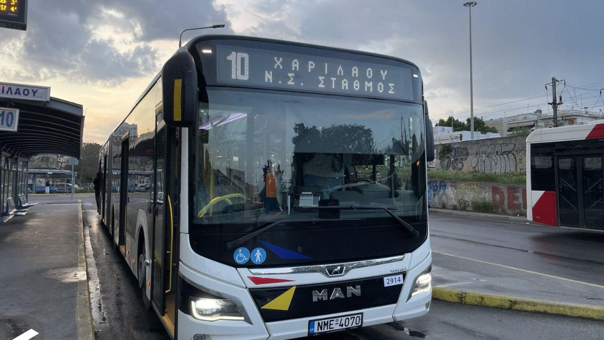 Ηλεκτρικό λεωφορείο στη Θεσσαλονίκη έπεσε πάνω σε στάση – Τρεις τραυματίες
