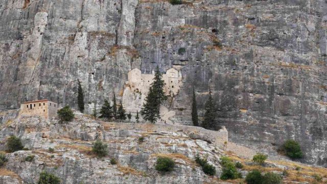 «Κρυμμένο διαμάντι» στη Νεμέα: Το εντυπωσιακό μοναστήρι που είναι «γατζωμένο» μέσα στον απόκρημνο βράχο!
