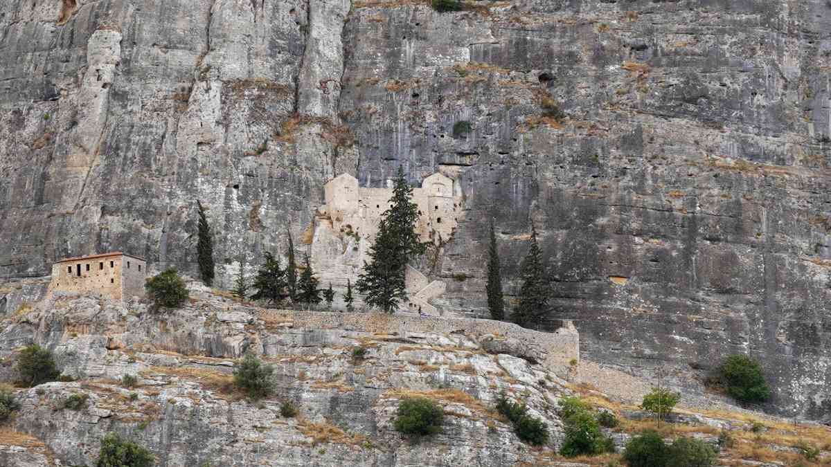 «Κρυμμένο διαμάντι» στη Νεμέα: Το εντυπωσιακό μοναστήρι που είναι «γατζωμένο» μέσα στον απόκρημνο βράχο!