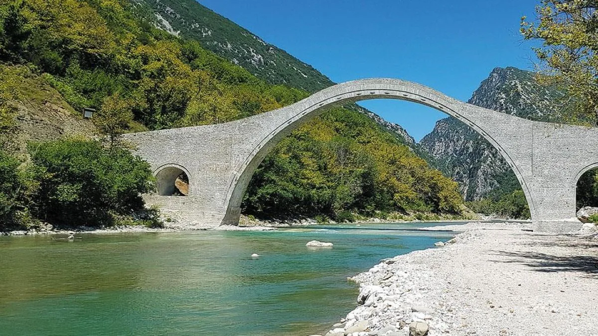 Γεφύρι της Πλάκας: Εκεί όπου η ιστορία συναντά το ποτάμι
