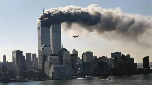 Σαν σήμερα, 11 Σεπτεμβρίου 2001: Η ημέρα που ο κόσμος σταμάτησε να είναι ίδιος – 25 χρόνια από τις επιθέσεις στους Δίδυμους Πύργους