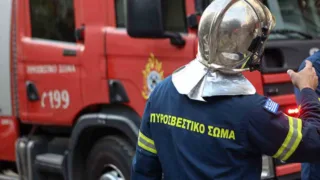 Ρόδος: Πυροσβέστης έχασε τη ζωή του ενώ επιχειρούσε να προσεγγίσει εγκλωβισμένους τουρίστες