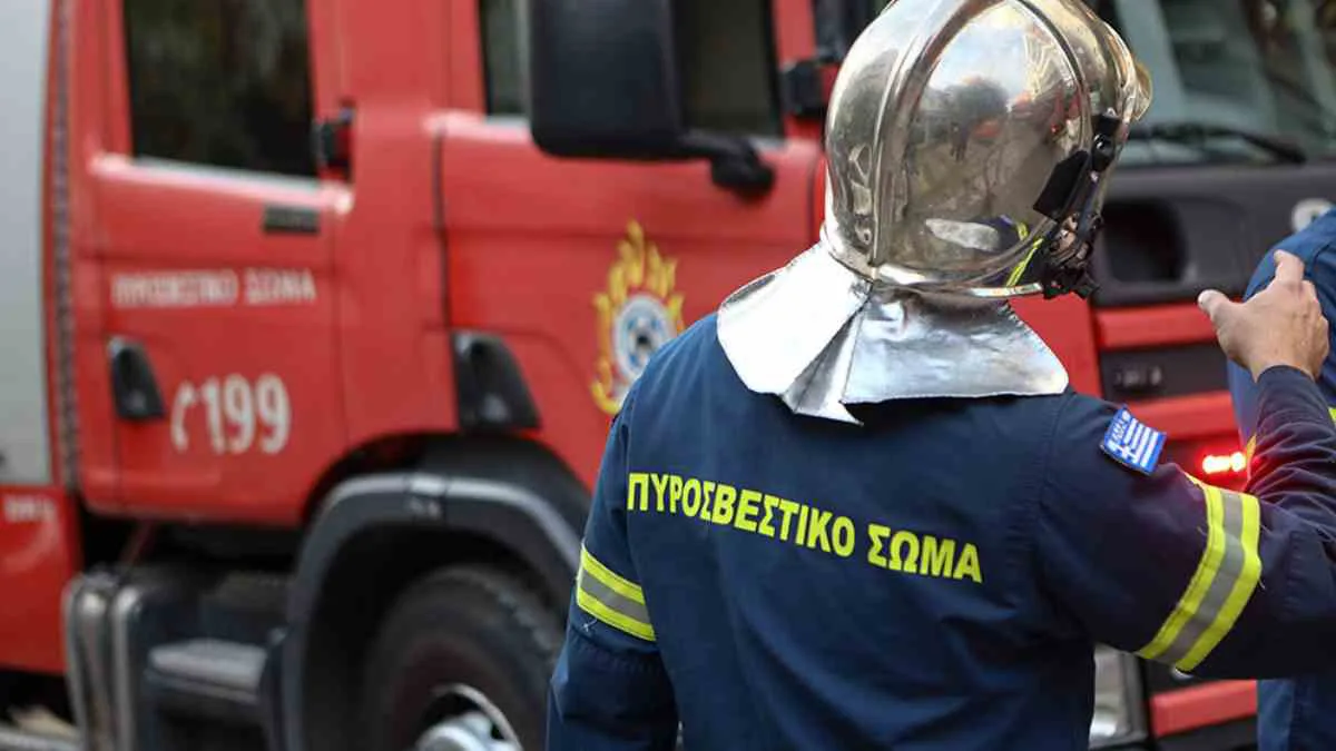 Ρόδος: Πυροσβέστης έχασε τη ζωή του ενώ επιχειρούσε να προσεγγίσει εγκλωβισμένους τουρίστες