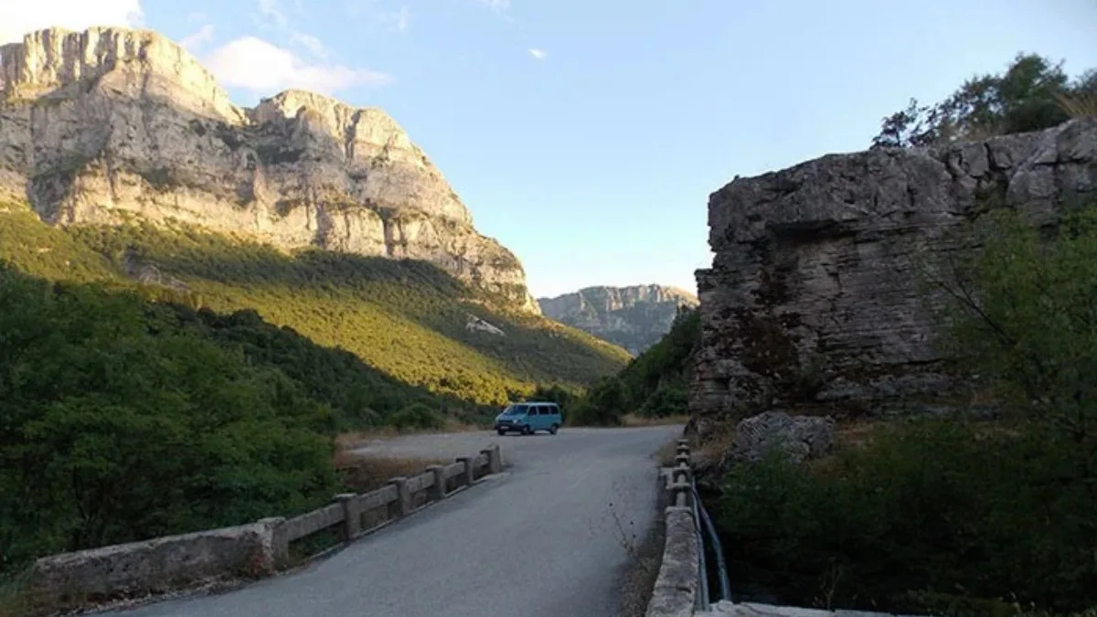 Φθινοπωρινό roadtrip στην Πίνδο: Η άγνωστη διαδρομή από το Χαλίκι μέχρι το πέρασμα του Μπάρου