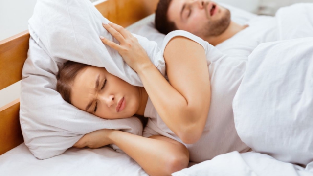 «Σαν hangover»: Πώς το ροχαλητό του συντρόφου σας μπορεί να επηρεάσει την υγεία σας – Τι λένε οι ειδικοί