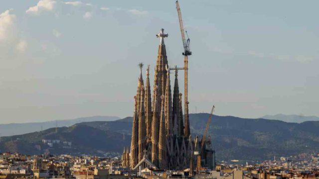 Sagrada Família: Μετά από 144 χρόνια αγγίζει τον ουρανό της Βαρκελώνης – Ολοκληρώθηκε ο Πύργος του Ιησού Χριστού