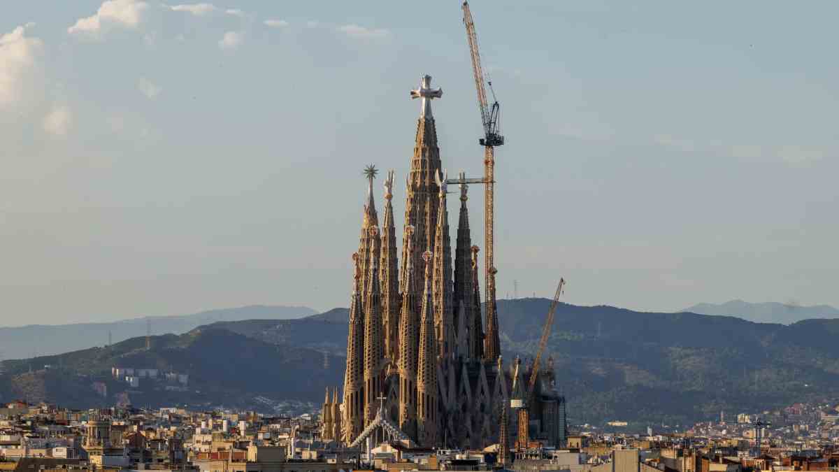 Sagrada Família: Μετά από 144 χρόνια αγγίζει τον ουρανό της Βαρκελώνης – Ολοκληρώθηκε ο Πύργος του Ιησού Χριστού