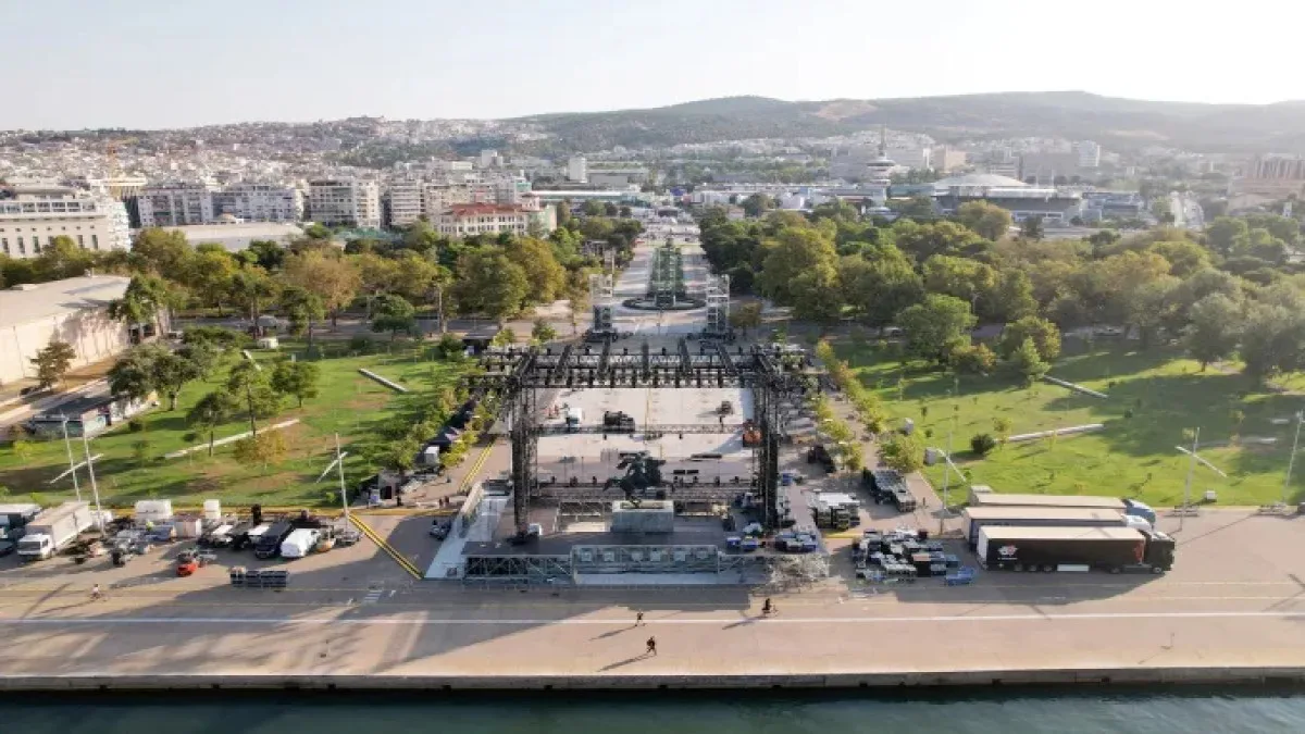Η Θεσσαλονίκη υποδέχεται τον Αντώνη Ρέμο – Απόψε η μεγάλη συναυλία για τα 30 χρόνια
