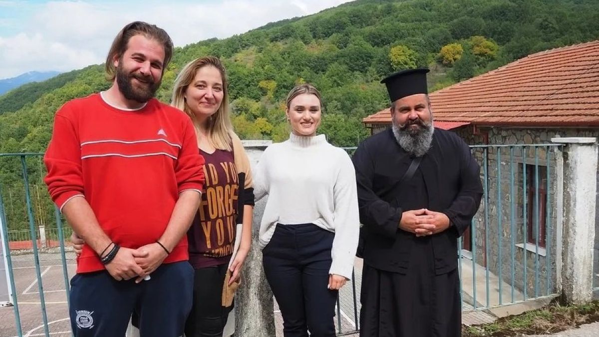Θλίψη στην Φουρνά: Φεύγει μετά από δύο χρόνια η πολύτεκνη οικογένεια που «ζωντάνεψε» το χωριό – «Δώσαμε ό,τι μπορούσαμε»